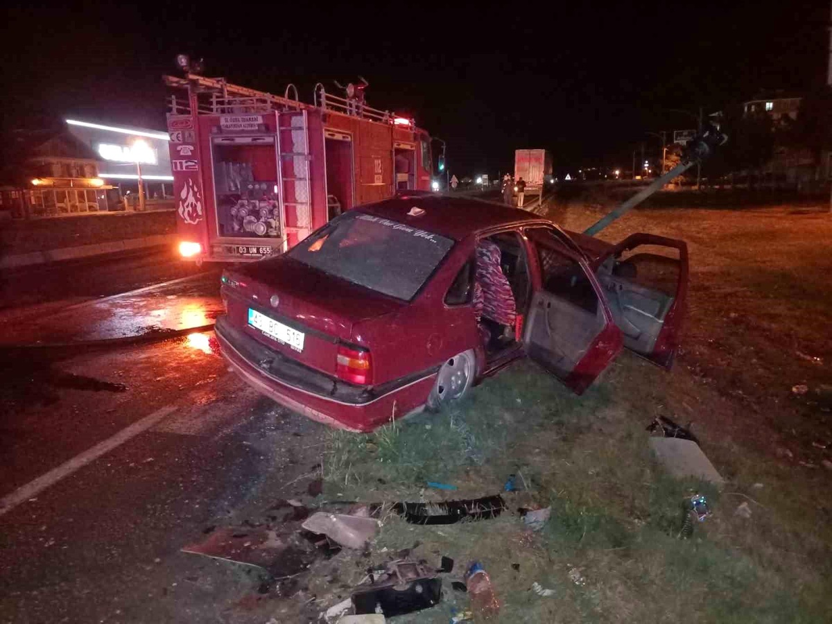 Afyonkarahisar\'da tır ile otomobil çarpıştı, 2 kişi yaralandı