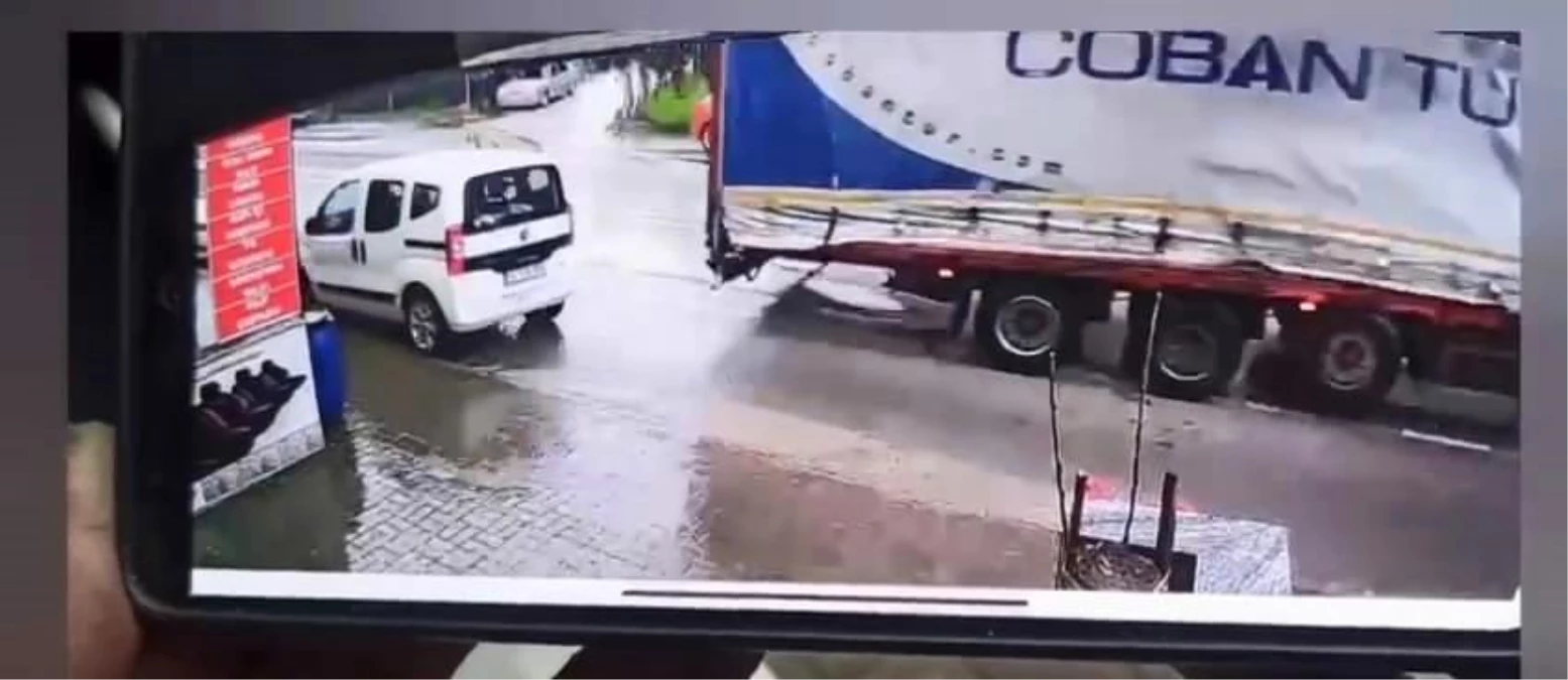Bursa\'da yağmur nedeniyle kayganlaşan yolda tır park halindeki araca çarptı