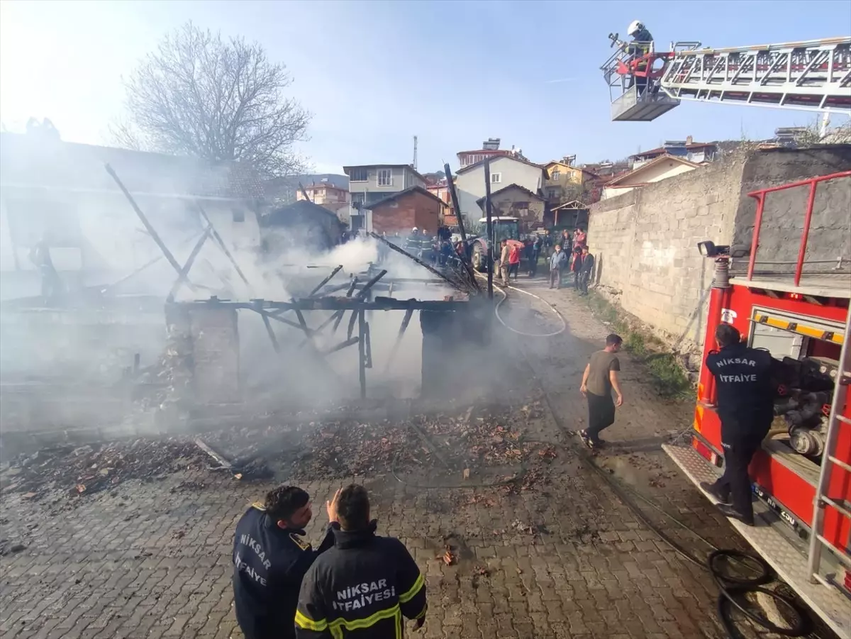 Tokat\'ın Niksar ilçesinde çıkan yangında samanlık kullanılmaz hale geldi