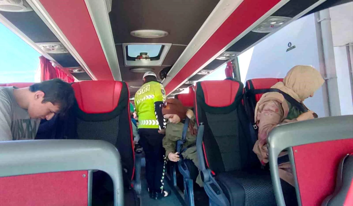 Samsun Bafra İlçe Emniyet Müdürlüğü, otobüs yolcularına emniyet kemeri kullanımı hakkında bilgilendirme yaptı