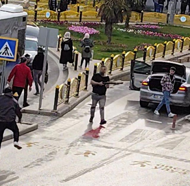 Elazığ'da park tartışması polisin hızlı müdahalesi faciayı önledi Elazığ'da park tartışması polisin hızlı müdahalesi faciayı önledi