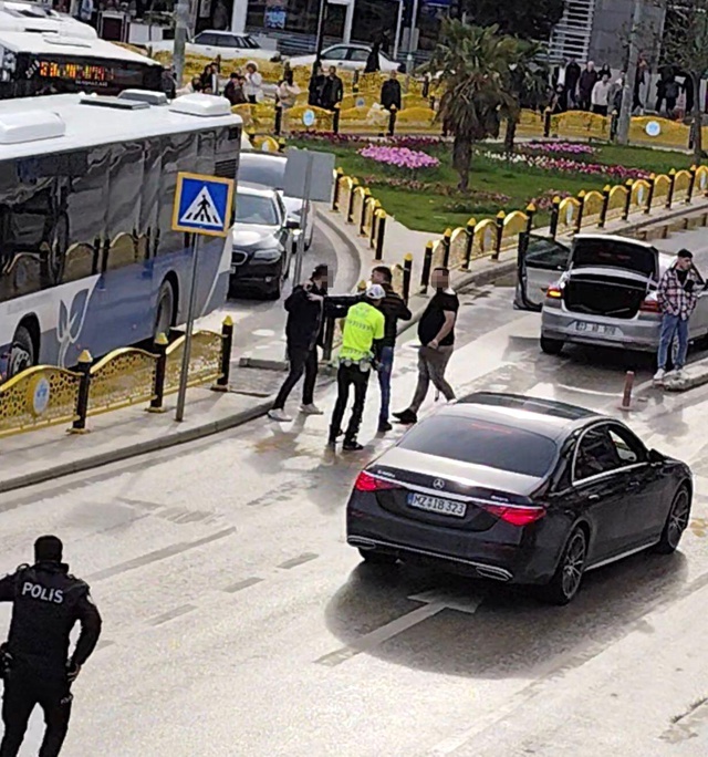 Elazığ'da park tartışması polisin hızlı müdahalesi faciayı önledi Elazığ'da park tartışması polisin hızlı müdahalesi faciayı önledi