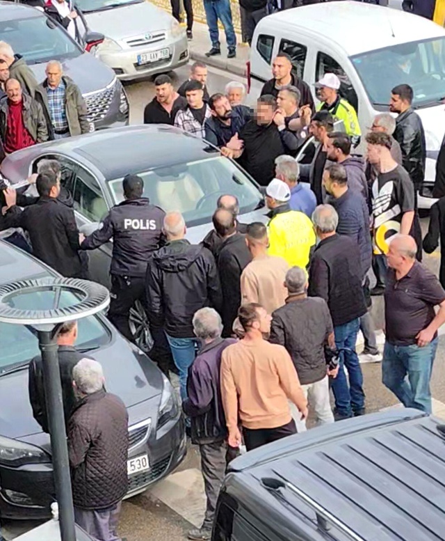 Elazığ'da park tartışması polisin hızlı müdahalesi faciayı önledi Elazığ'da park tartışması polisin hızlı müdahalesi faciayı önledi