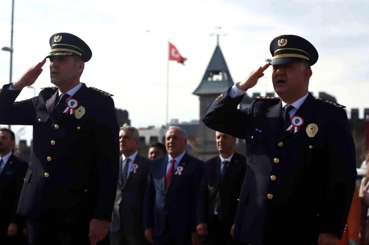 İl Emniyet Müdürü Atanur Aydın Türk Polis Teşkilatı\'nın 179. kuruluş yıl dönümünde çelenk bıraktı