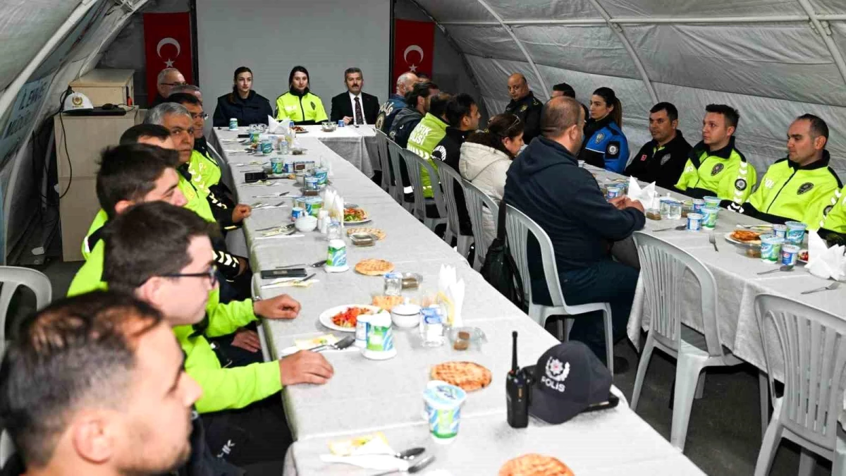 Uşak Valisi Turan Ergün, iftar saatinde seyahat eden vatandaşlara iftarlık kumanya dağıttı
