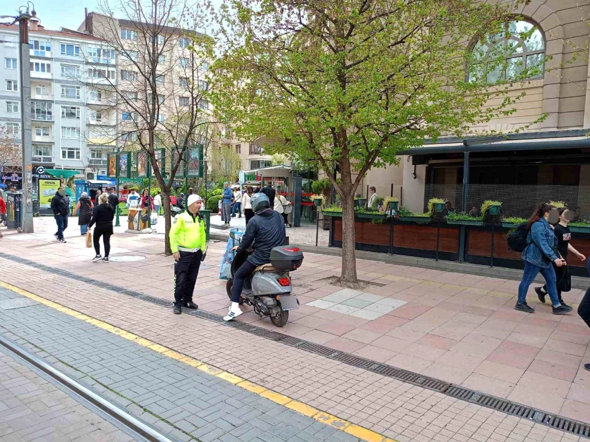 Eskişehir\'de 30 Motosiklet Sürücüsüne Yaya Yolu İhlali Cezası