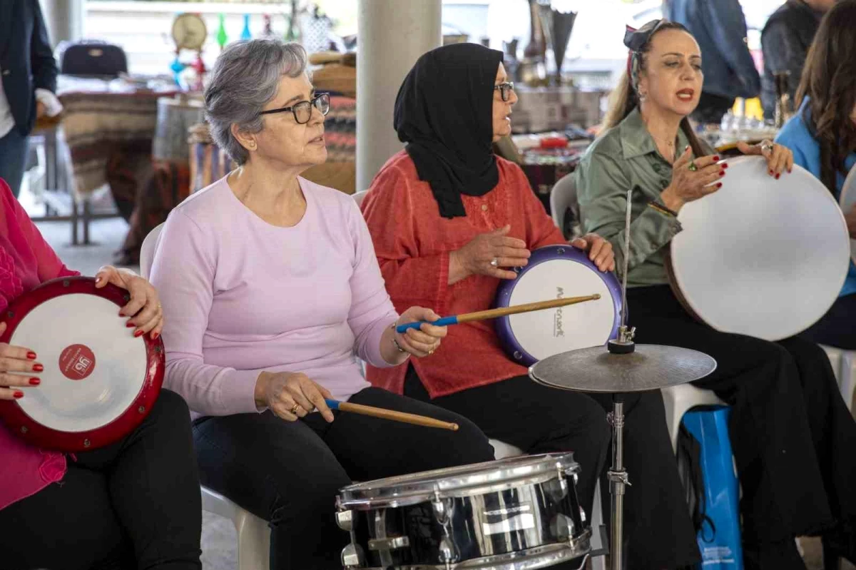 Mersin\'de Kadın Ritim Grubu Antika Pazarı\'nda Müzik Ziyafeti Sundu