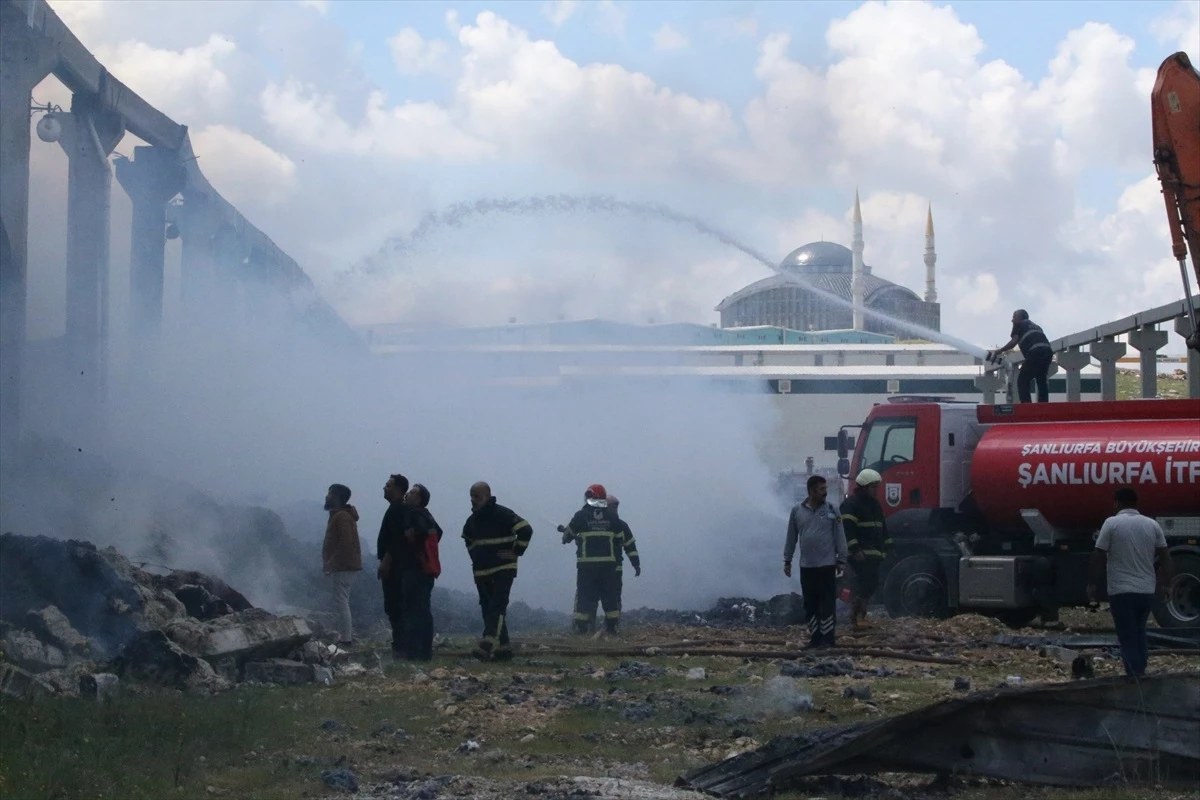 Şanlıurfa\'da bir tekstil fabrikasında çıkan yangın kontrol altına alındı