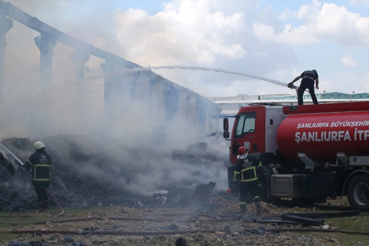 Şanlıurfa\'da bir tekstil fabrikasında çıkan yangın söndürüldü