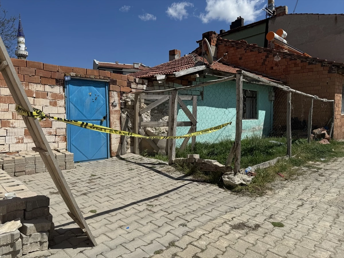 Afyonkarahisar\'da Pompalı Tüfekle Saldırı: Eski Eşin Kocası ve Annesi Yaralandı
