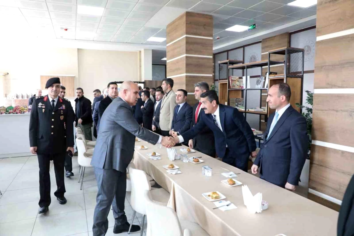 Ağrı Valisi Mustafa Koç, Bayramlaşma Programlarına Katıldı