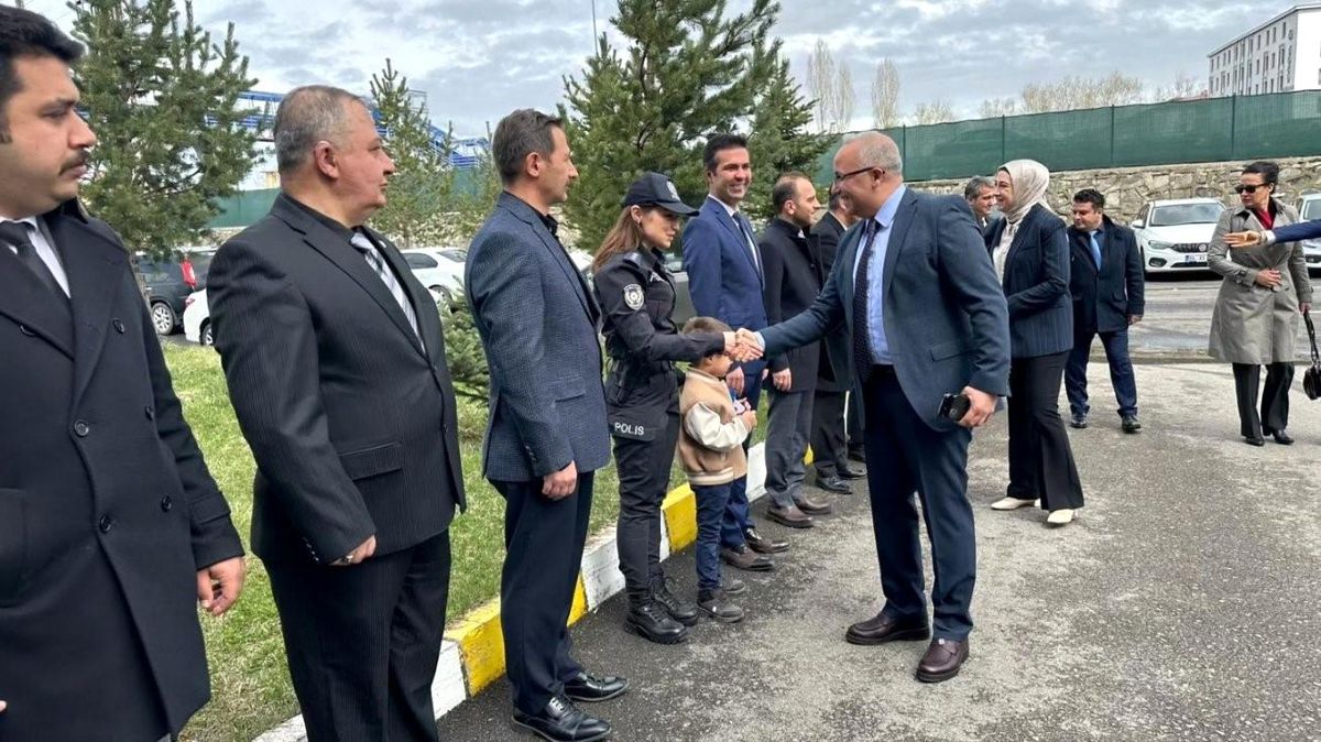 Ağrı İl Emniyet Müdürü ve eşi polislerle bayramlaştı