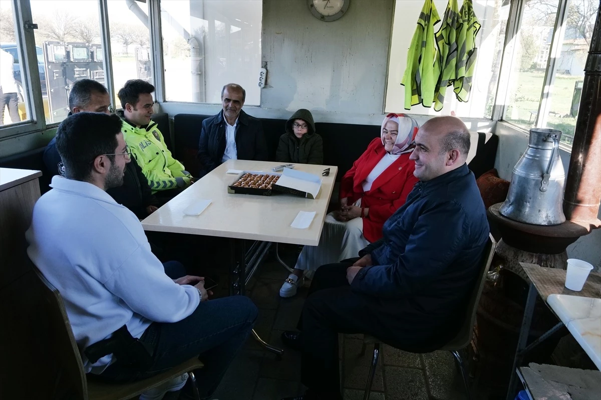 AK Parti Eskişehir Milletvekili ve İl Başkanı, Bayramda Görev Yapan Güvenlik Güçlerini ve Sağlık Çalışanlarını Ziyaret Etti