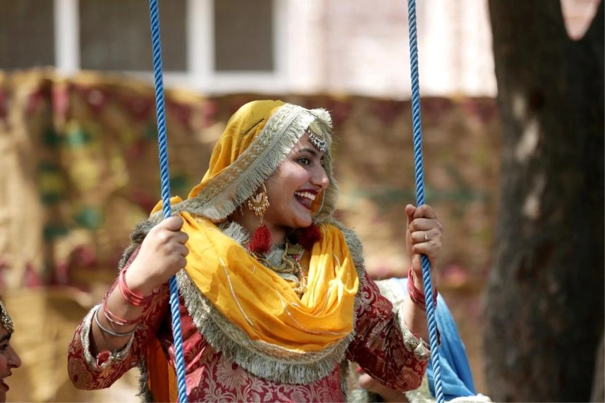Hindistan\'ın Amritsar bölgesinde Baisakhi festivali coşkuyla kutlandı