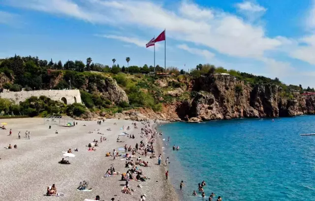 Dünyaca ünlü Konyaaltı Sahili'nde bayram yoğunluğu