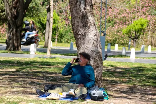 Dünyaca ünlü Konyaaltı Sahili'nde bayram yoğunluğu