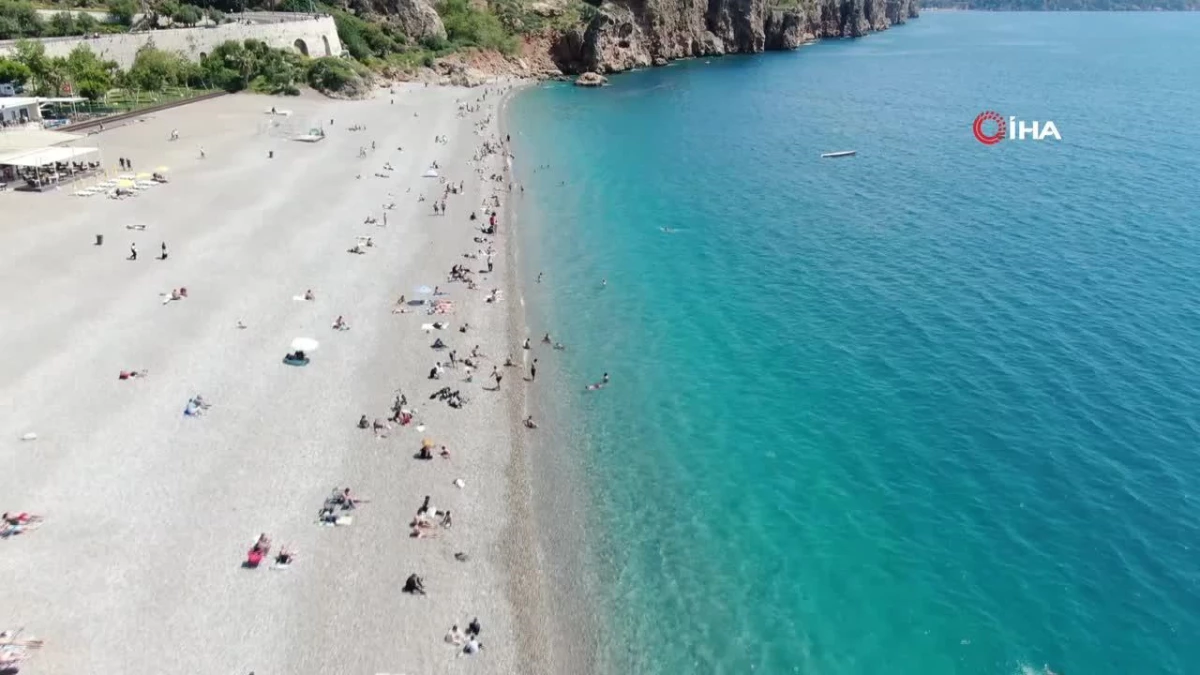 Antalya\'da Bayram Yoğunluğu: Tatilciler Sahilde Denizin Keyfini Çıkardı