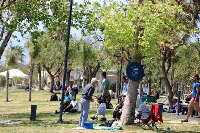 Dünyaca ünlü Konyaaltı Sahili'nde bayram yoğunluğu