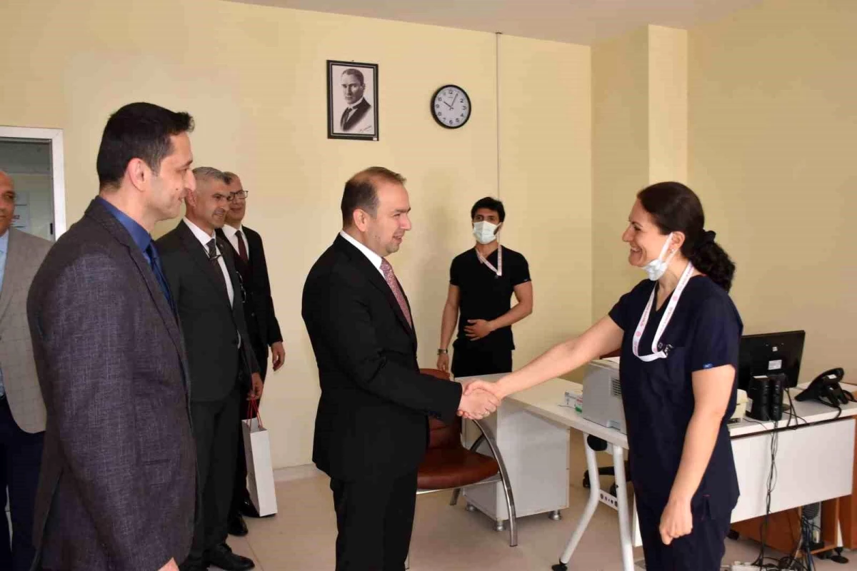Aydın İl Sağlık Müdürü Dr. Eser Şenkul, Ramazan Bayramı\'nda sağlık personelleri ve hastalarla bayramlaştı