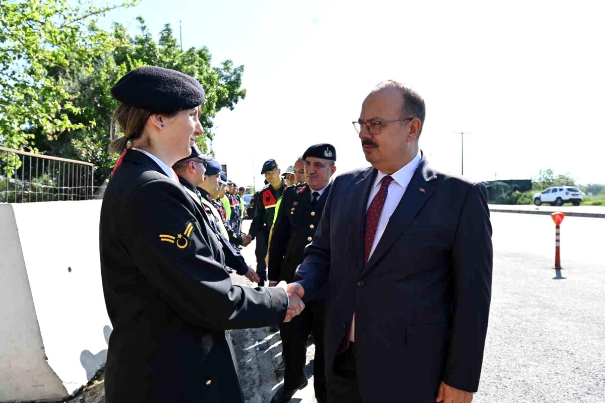 Aydın Valisi Yakup Canbolat, güvenlik güçleriyle bayramlaştı