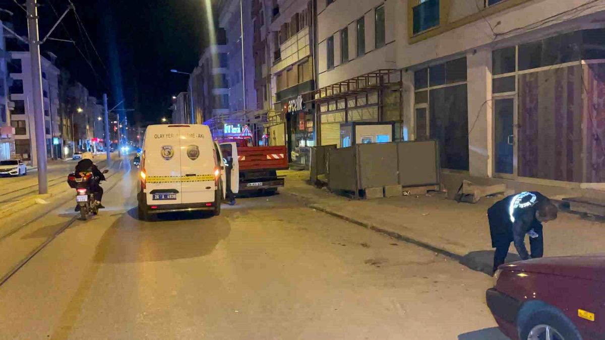 Eskişehir\'de Bekçi Kulübesinde Saldırıya Uğrayan Genç Ağır Yaralandı