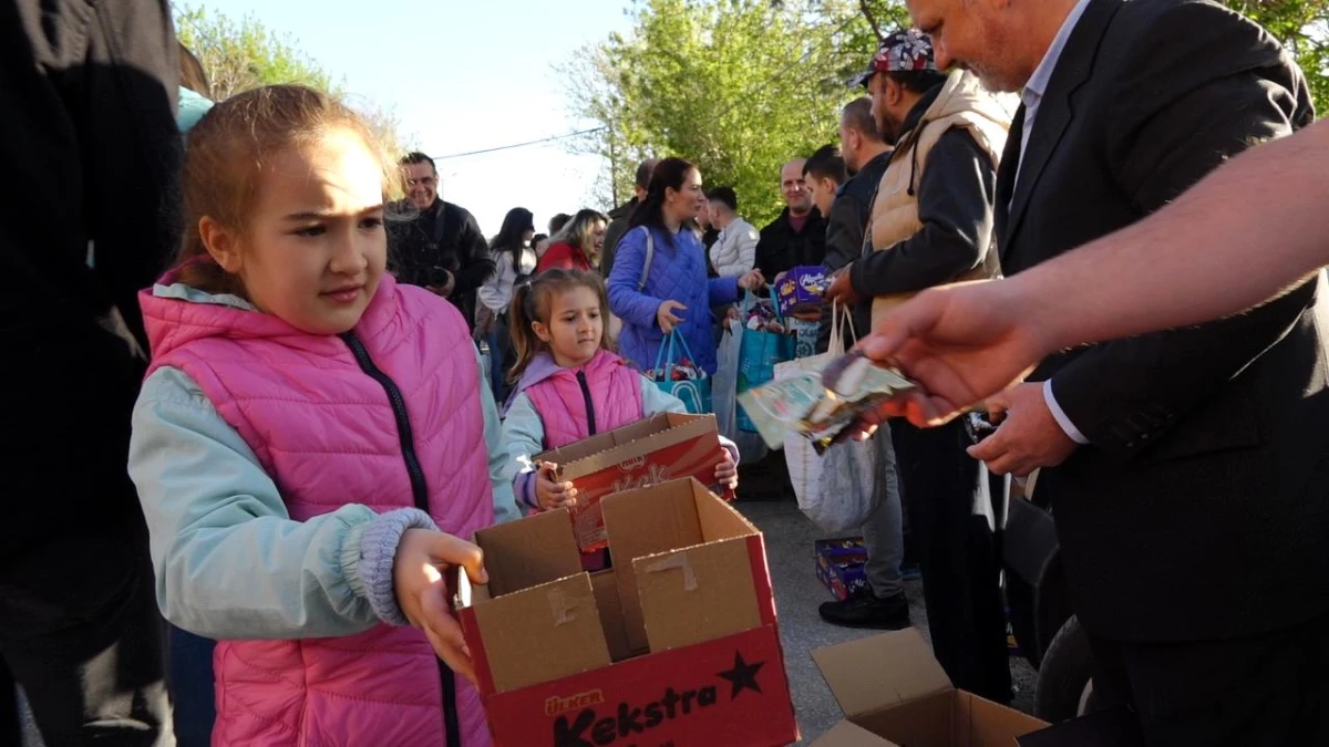 Kırklareli\'nde asırlardır süren bayram geleneği: Yetişkinler çocuklara hediyeler dağıtıyor