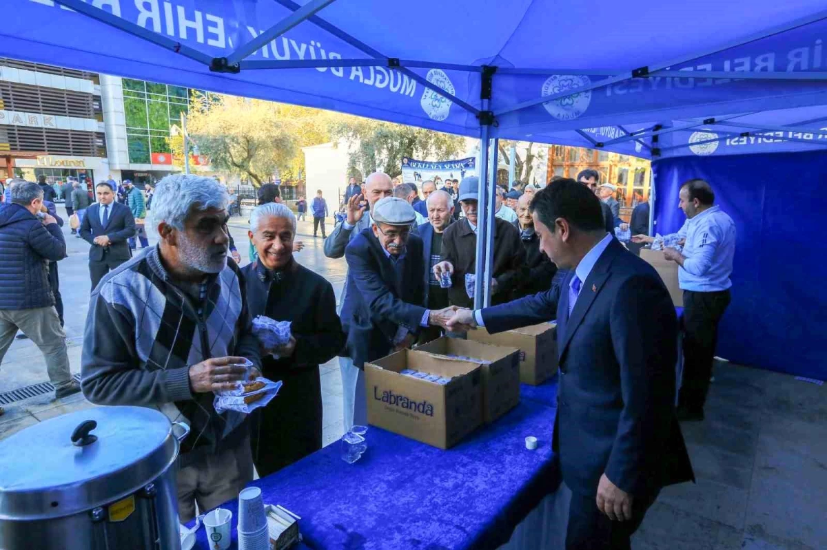 Muğla Büyükşehir Belediye Başkanı Ahmet Aras, Ramazan Bayramı\'nda vatandaşlara ikramlarda bulundu
