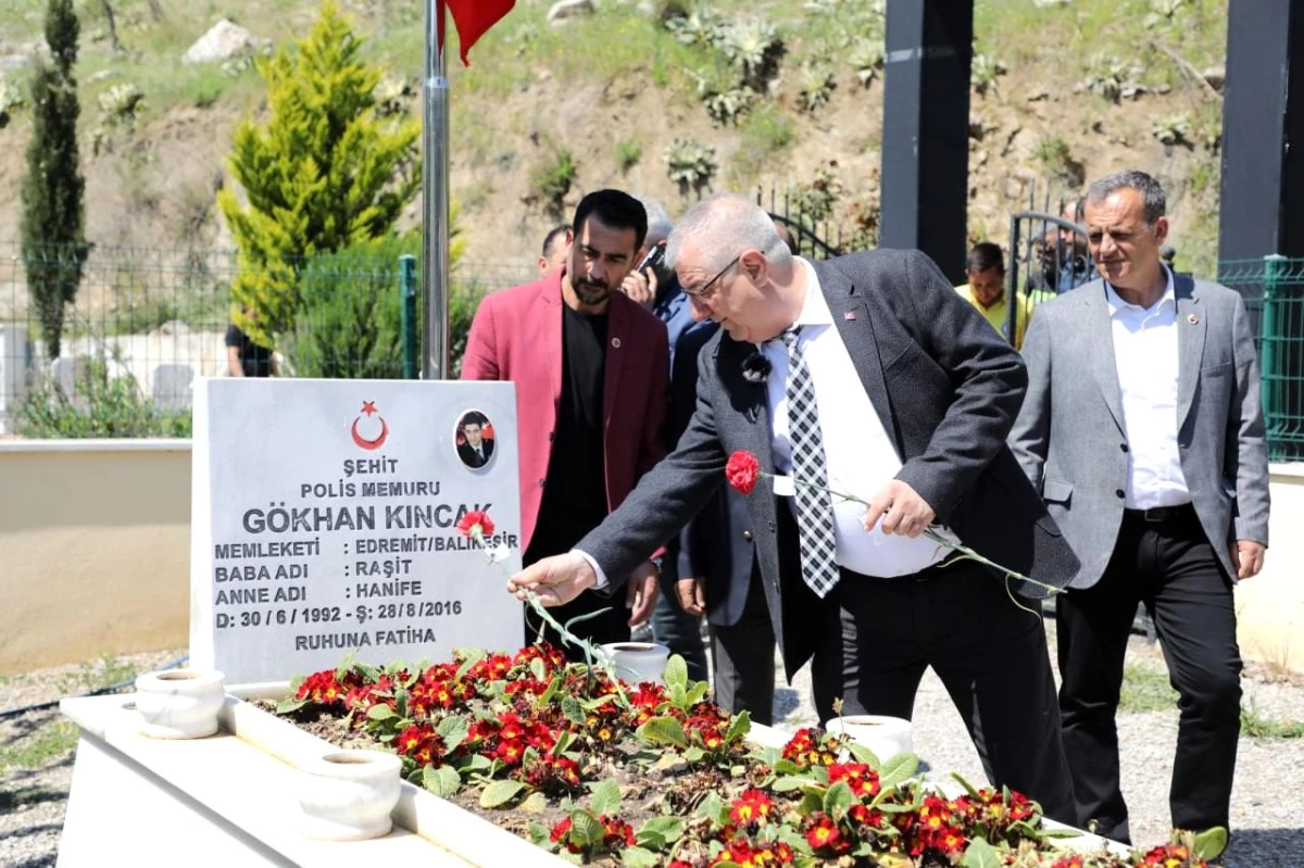 Edremit Belediye Başkanı Mehmet Ertaş, Şehitlikleri ve Kabristanları Ziyaret Etti