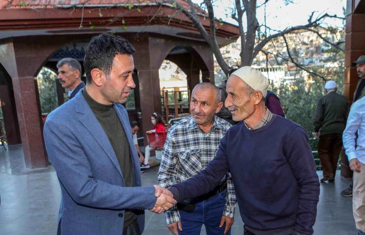 Bayraklı Belediye Başkanı İrfan Önal, Ramazan Bayramı\'nın ilk gününü vatandaşlarla karşıladı
