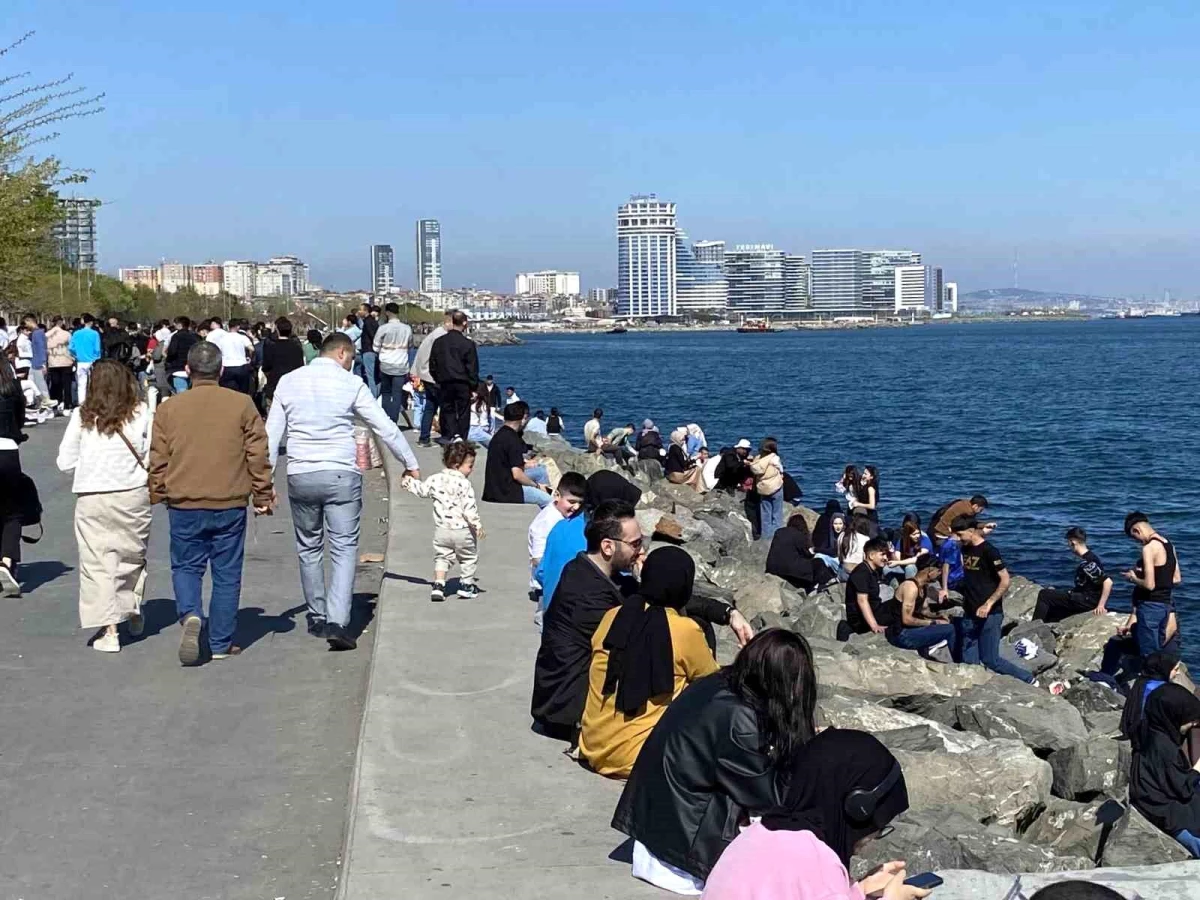 İstanbul\'da Ramazan Bayramı\'nda Sahil ve Parklarda Yoğunluk