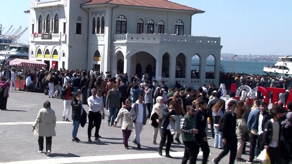 İstanbul\'da Ramazan Bayramı tatilinde yoğun araç trafiği ve sahil kalabalığı