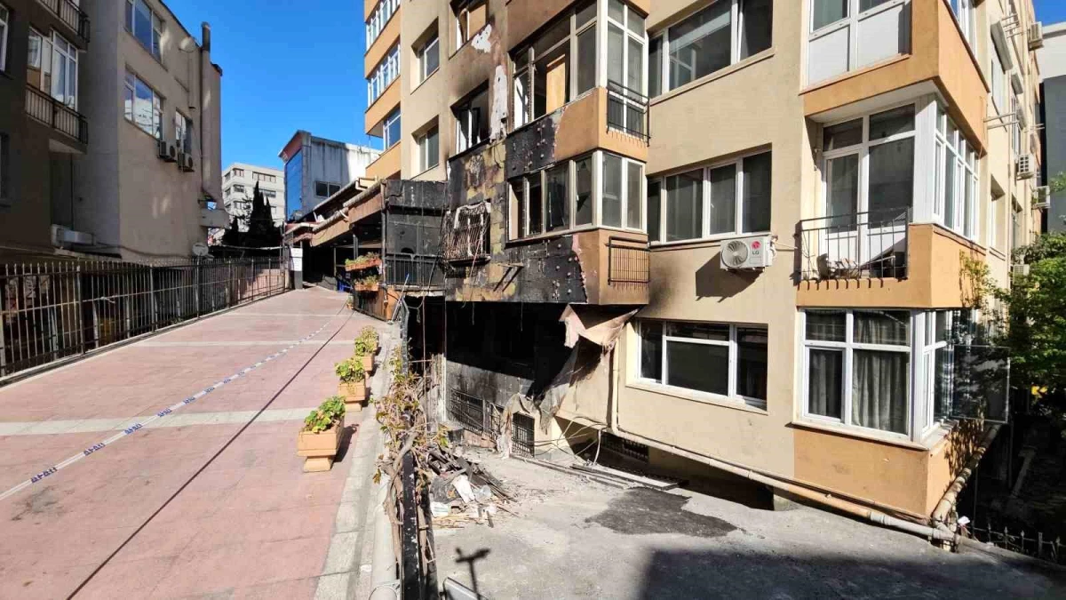Beşiktaş\'ta Yangın Sonrası İs Kaplı Bina Görüntülendi