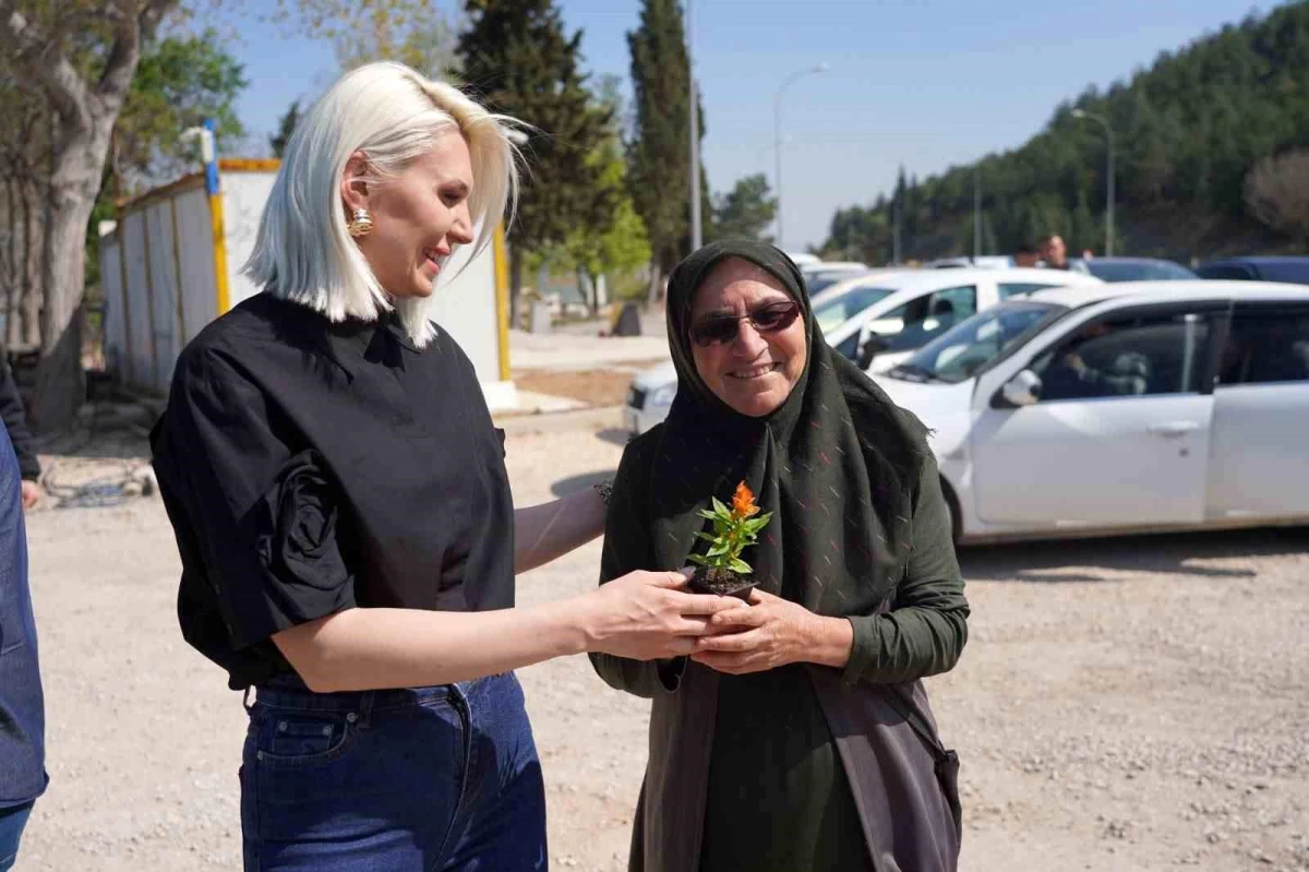 Bilecik Belediye Başkanı Mezarlık Ziyaretine Çiçek Hediye Etti