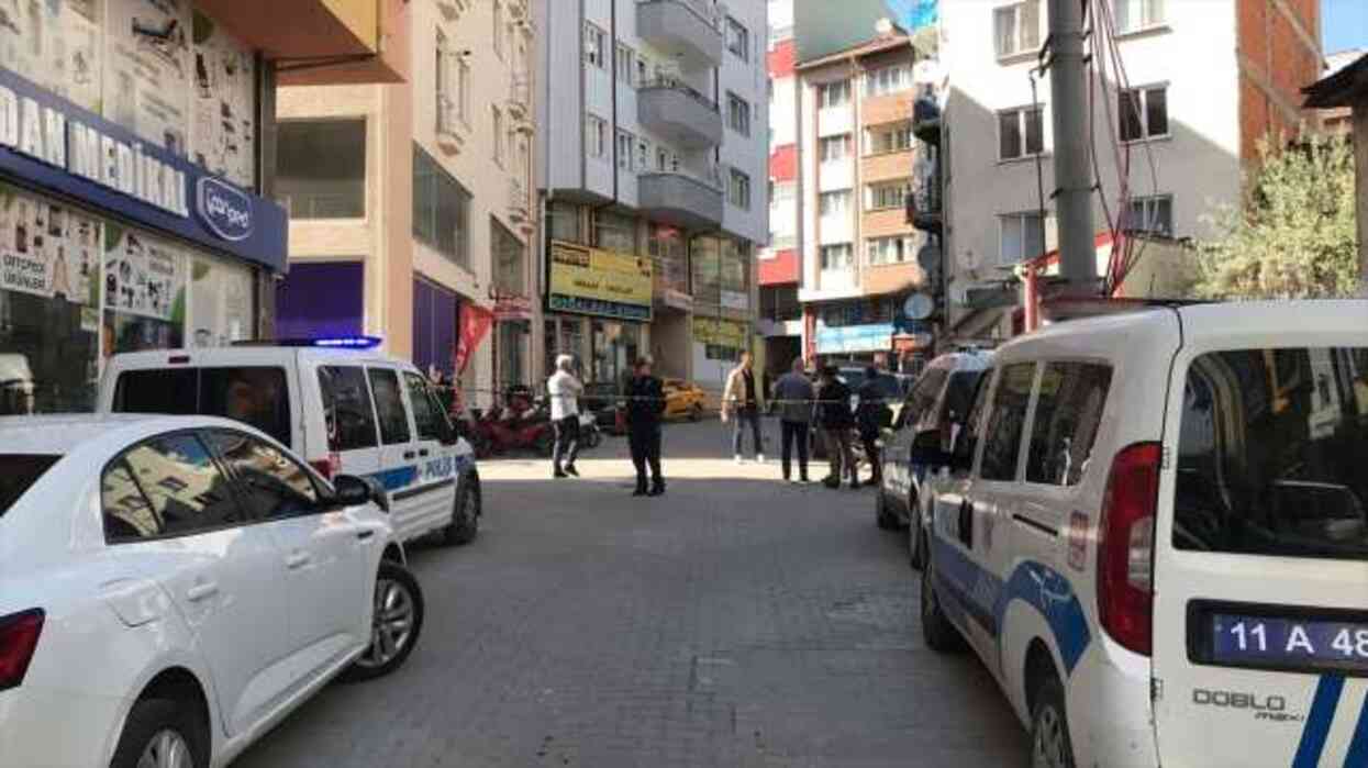 Bilecik'te 5. kattan düşen genç hayatını kaybetti Bilecik'te 5. kattan düşen genç hayatını kaybetti