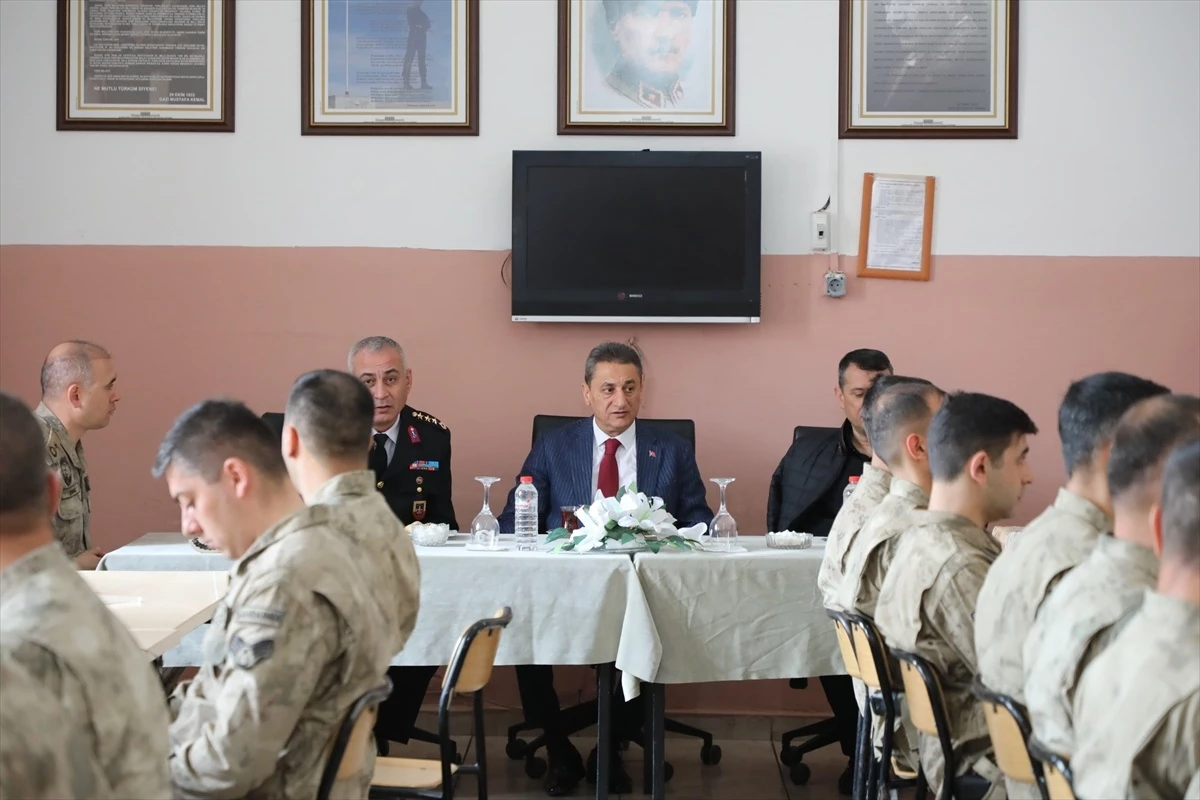 Bitlis Valisi Erol Karaömeroğlu, Merkez İlçe Jandarma Karakol Komutanlığı\'nı ziyaret etti