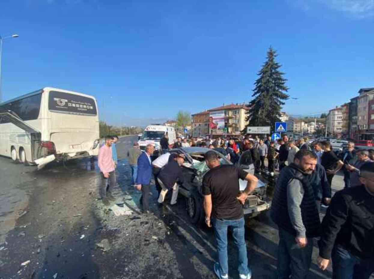 Bolu'da feci kaza: Otobüse çarpan otomobil kağıt gibi ezildi, 2 ölü 1 ağır yaralı