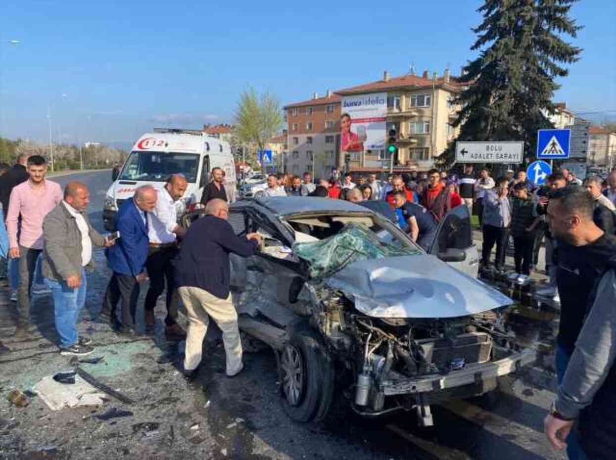 Bolu'da feci kaza: Otobüse çarpan otomobil kağıt gibi ezildi, 2 ölü 1 ağır yaralı