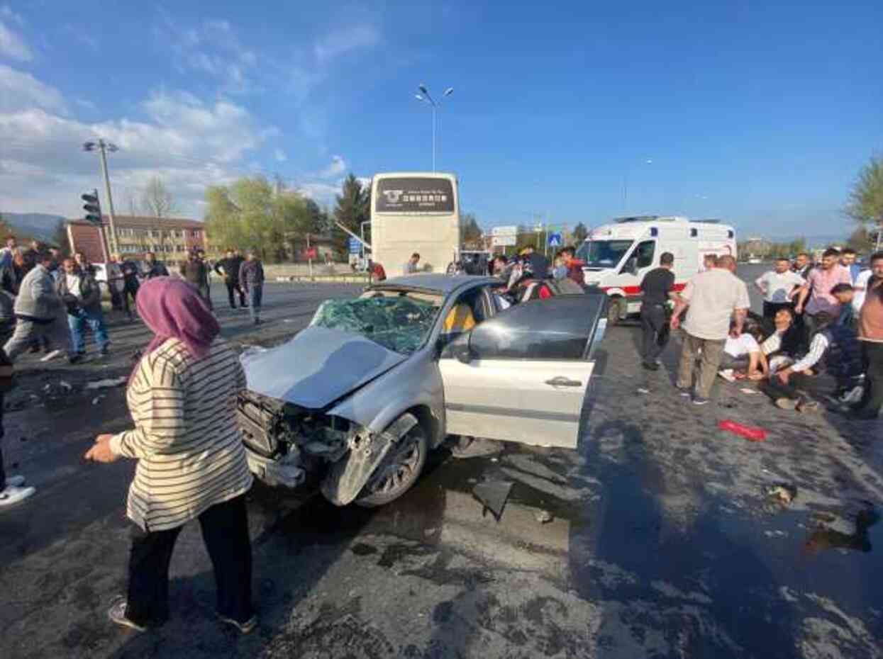 Bolu'da feci kaza: Otobüse çarpan otomobil kağıt gibi ezildi, 2 ölü 1 ağır yaralı