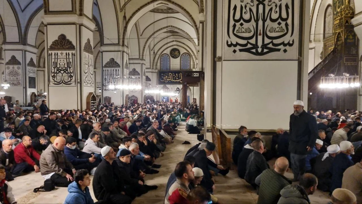 Bursa\'da binlerce vatandaş bayram namazı için camilere akın etti