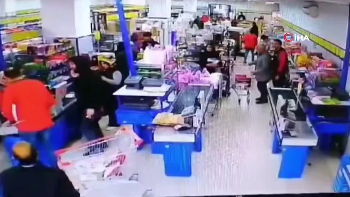 Çorabından çıkardığı bıçak ile market çalışanının üzerine yürüdü