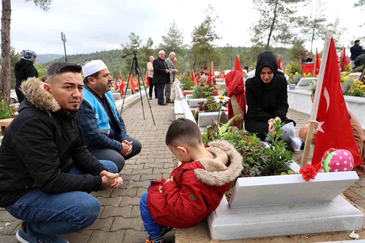 Kahramanmaraş\'ta depremzede vatandaşlar bayramda mezarlıklarda yakınlarıyla bayramlaştı