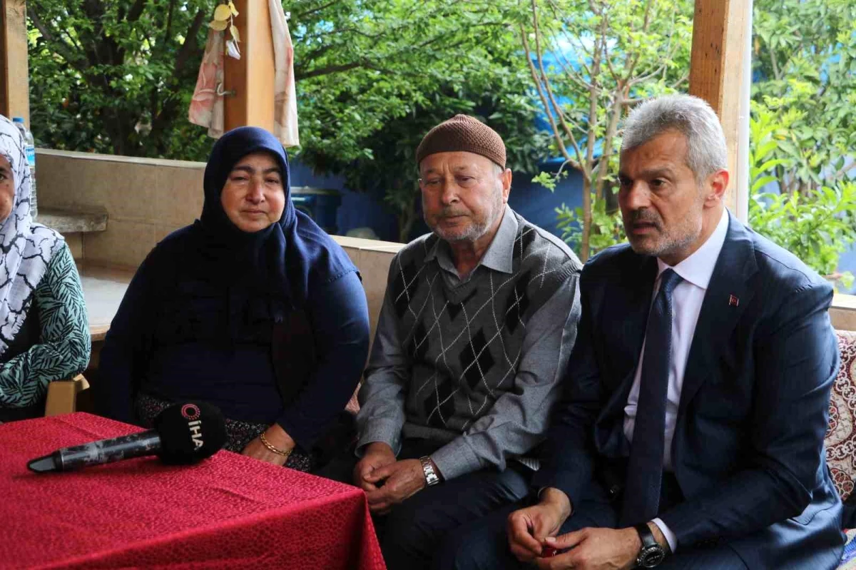 Hatay\'da depremde kaybedilen ailenin acısına Büyükşehir Belediye Başkanı ortak oldu