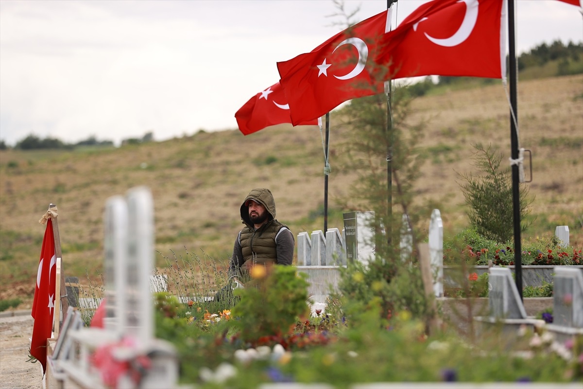 Kahramanmaraş\'ta depremde hayatını kaybeden kadının oğlu, annesinin kabrinin yanına lale figürü yaptı