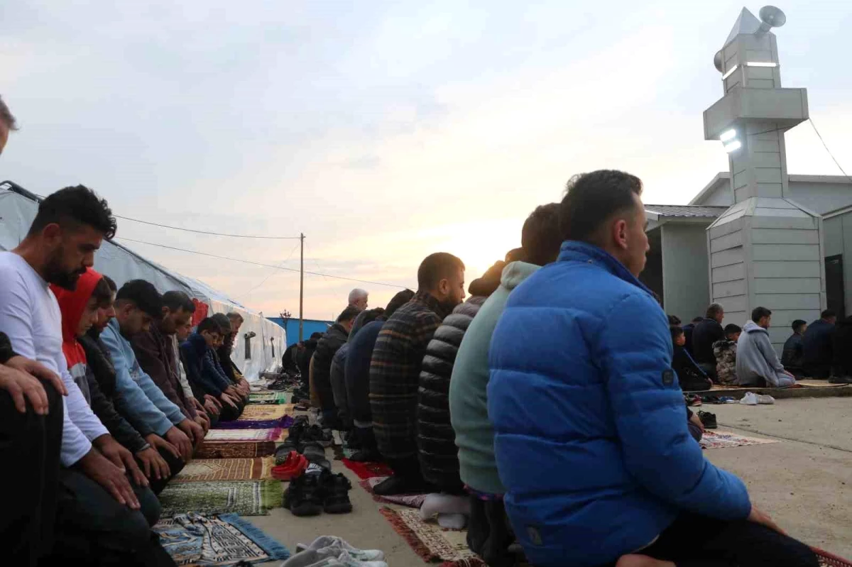 Depremin vurduğu Hatay\'da afetzede vatandaşlar bayram namazını konteyner camide kıldı