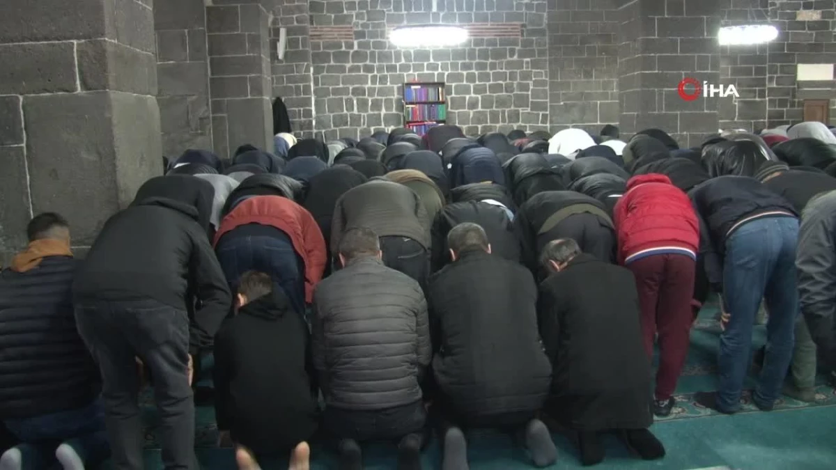 Diyarbakır\'da vatandaşlar bayram namazı için Ulu Cami\'ye akın etti