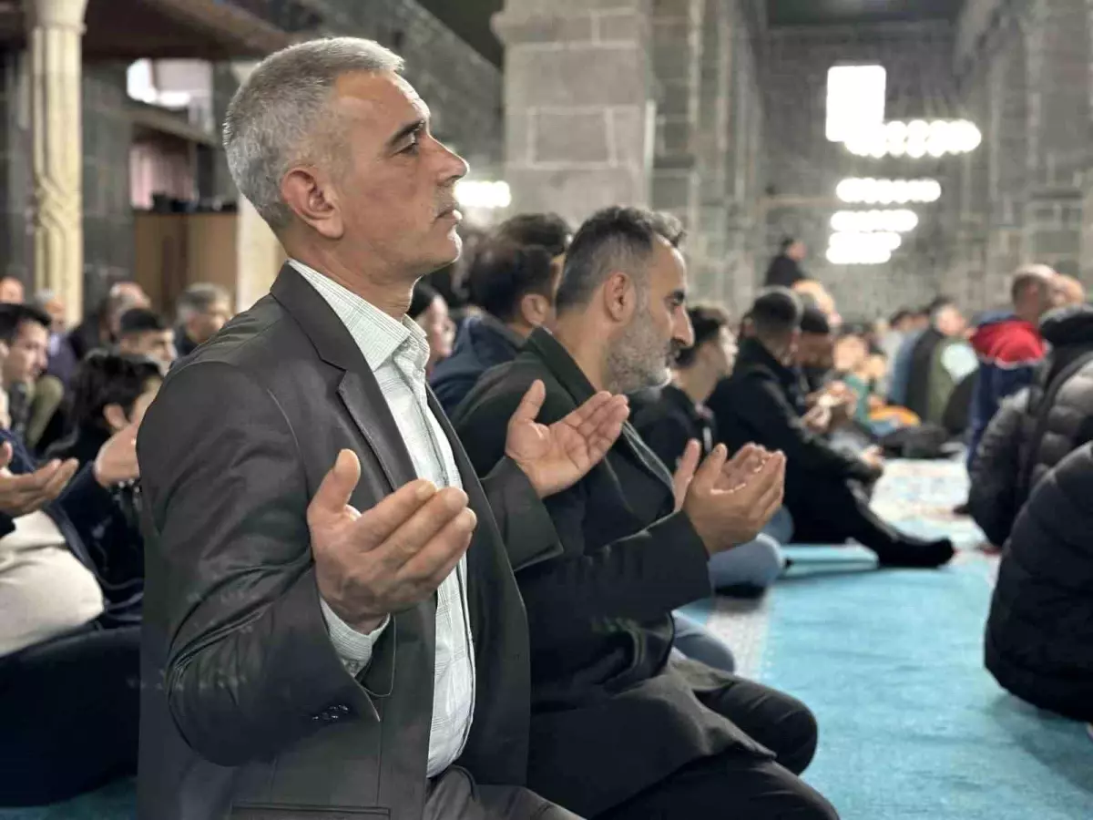 Diyarbakır Ulu Cami\'ye Bayram Namazı İçin Yoğun İlgi