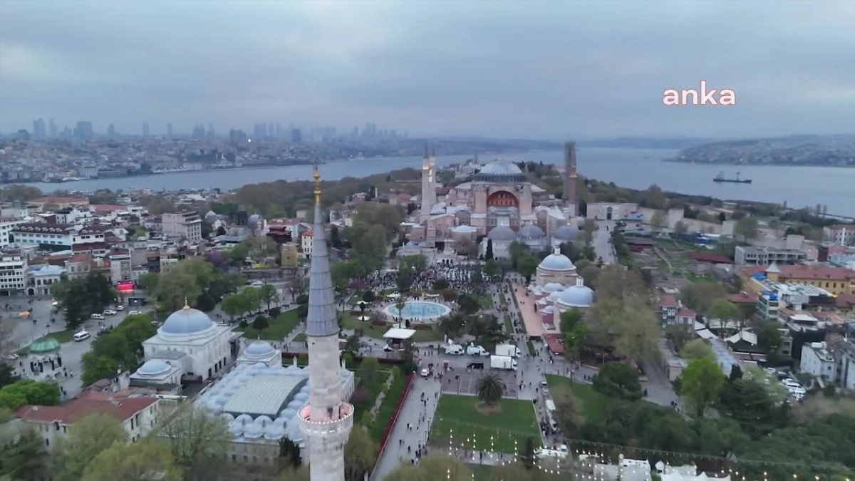 İstanbul\'da Bayram Namazı Tarihi Camilere Yoğun İlgi Gördü