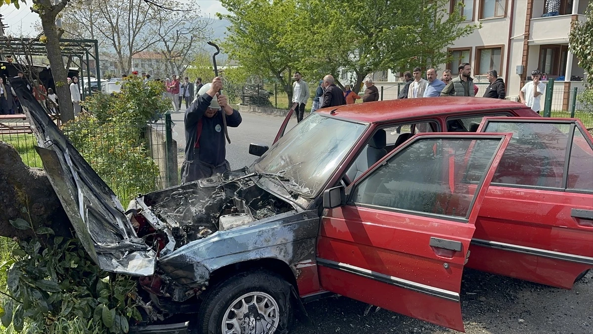 Düzce Gölyaka\'da trafik kazası: 3 yaralı, otomobil yandı