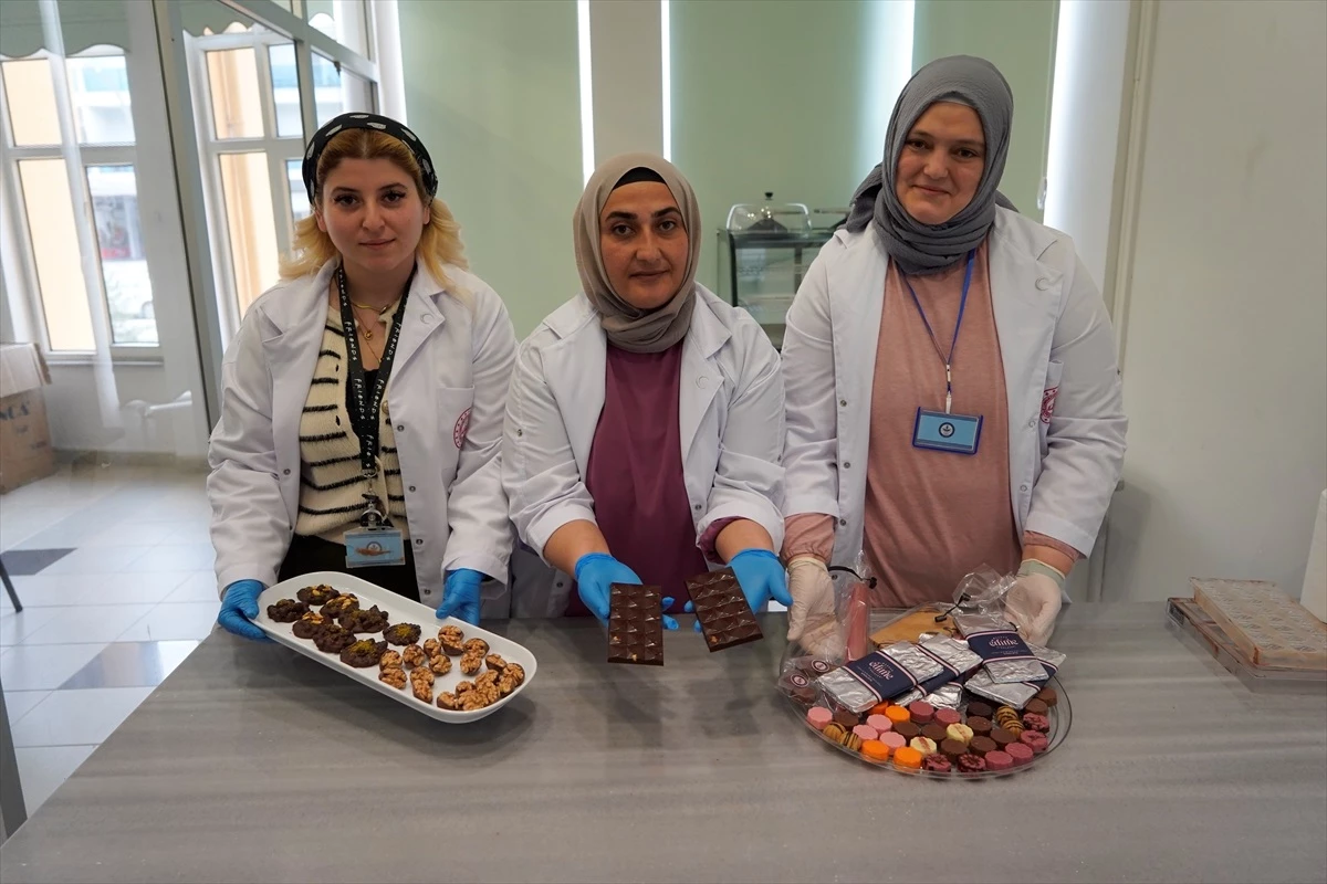 Edirne\'de İpsala Kaymakamlığı tarafından başlatılan proje kapsamında çikolata üretimi eğitimi alan kadınlar ürünlerini satıyor