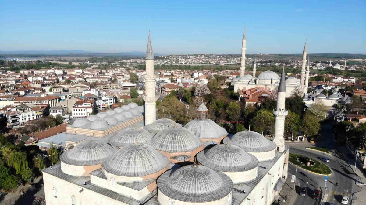 Edirne\'de Binlerce Vatandaş Camilere Akın Etti